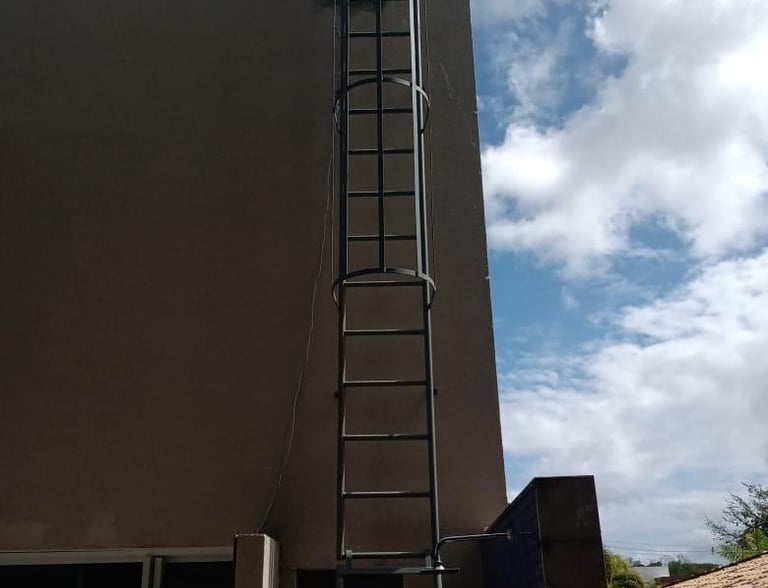 escada marinheiro com guarda corpo em aço
