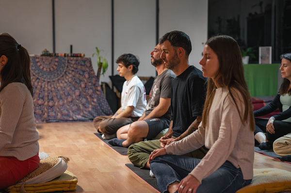 Personas meditando en el encuentro de meditación