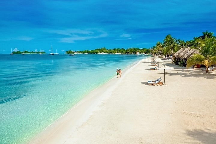 Seven Mile Beach in Negril, Jamaica with white sand and clear Caribbean waters