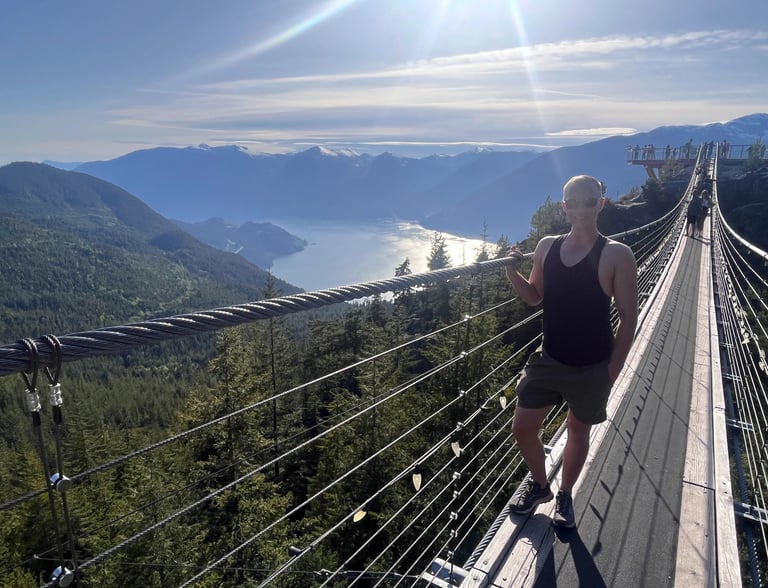 Technical communicator and data storyteller presenting professional background and experience