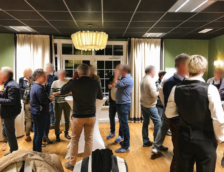 Salle préparée pour une conférence professionnelle organisée par Fée de Rêve