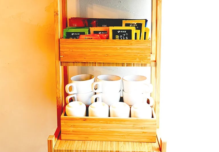 Nakadaya Asakusa: The cozy traditional Japanese common room with a warm atmosphere.Free drink corner