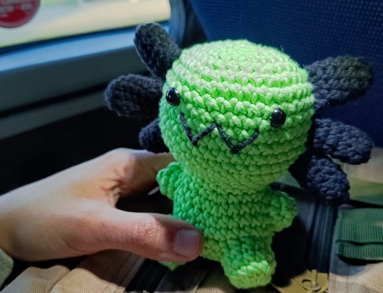 Ajolote personalizado verde y negro a crochet tejido