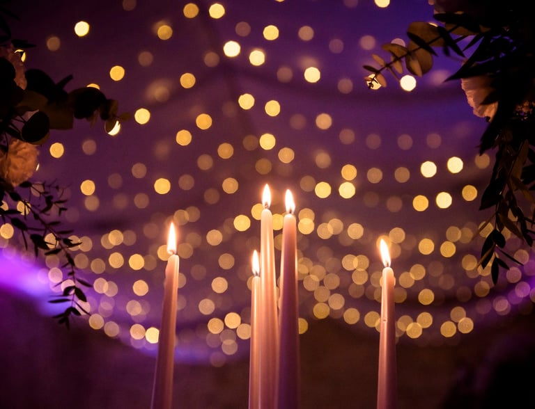a candle lite up in the dark