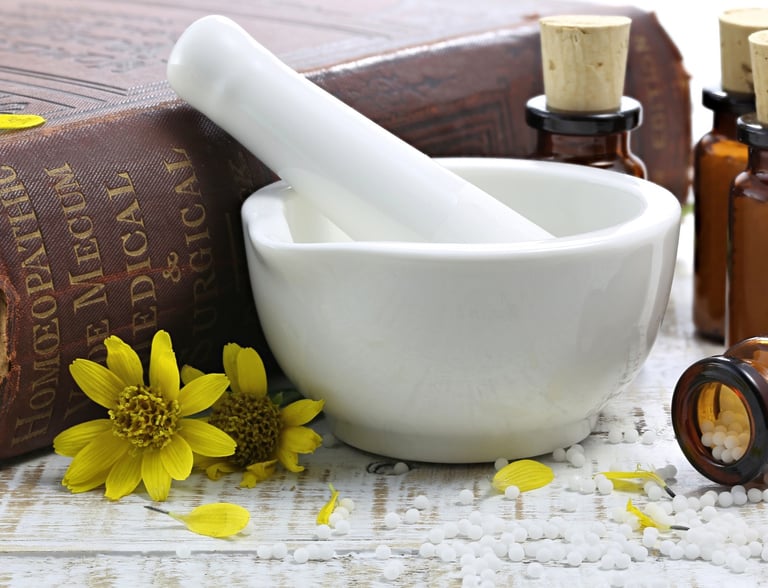 Homöopathie und Naturheilkunde Schale mit Kräutern 