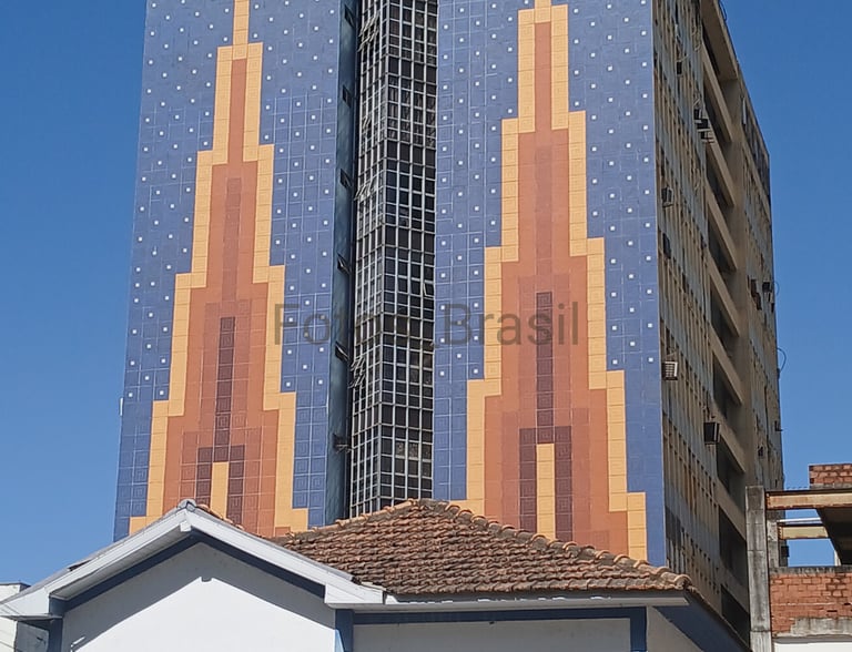 A fachada de uma casa antiga entre prédios no centro de uma cidade moderna