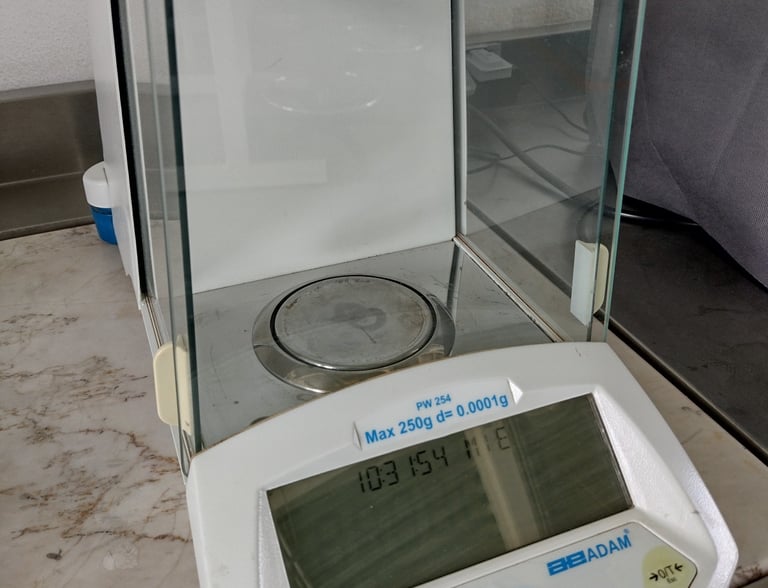 balanza analitica de un laboratorio