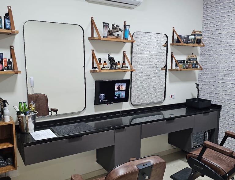 Barbearia sofisticada com bancada e cadeiras de barbearia, produtos de beleza masculinos. Ambiente claro e iluminado, limpo e