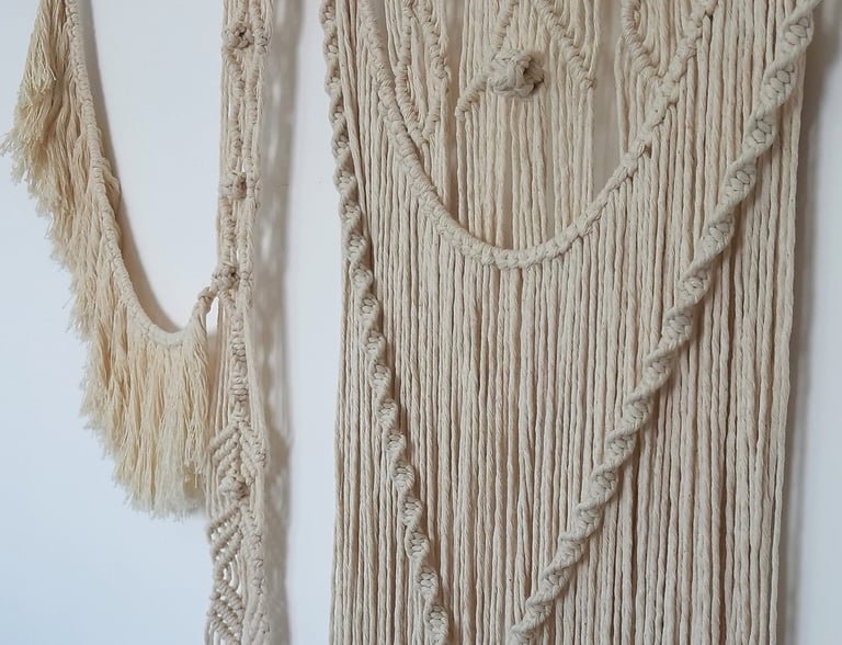 Colgante de macramé con palo de madera y cordón de algodón