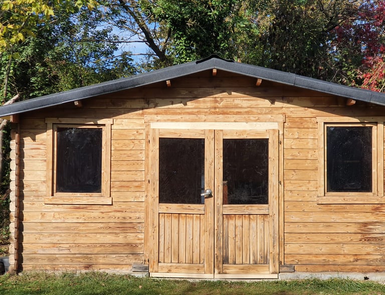 cabane de jardin en bois sur mesure garage et stockage matériel jardin espace extérieur