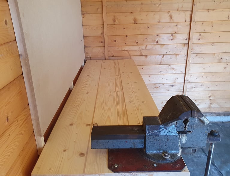 établi dans abri de jardin en bois stockage outils et espace supplémentaire dans le jardin