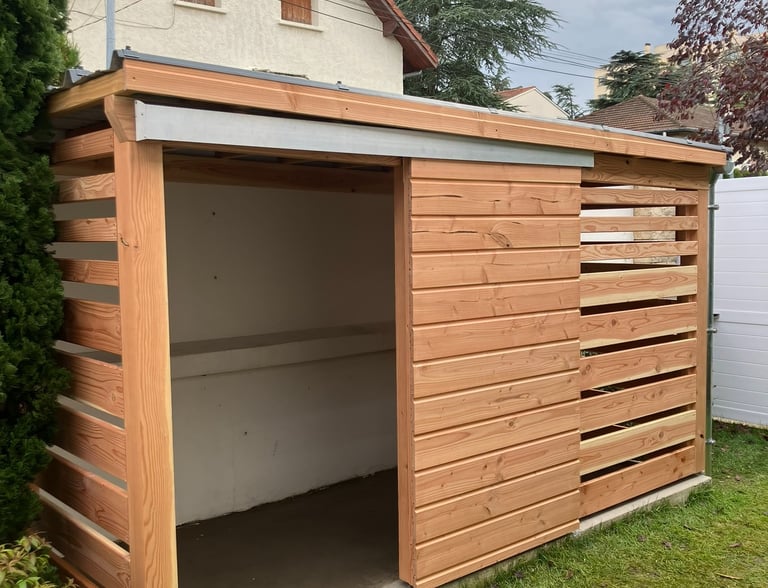 abri de jardin en bois avec porte coulissante et toiture bac acier avec gouttière zinc