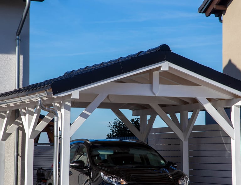 carport en bois peint en blanc avec toiture tuile pour protéger une voiture