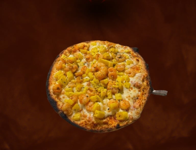 Pizza de Camarão artesanal com ingredientes premium da Pizzaria Caraíva Lisboa