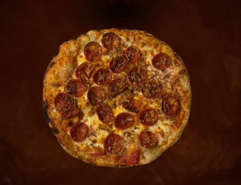 Pizza Pepperoni artesanal, massa leve e sabor marcante da Pizzaria Caraíva no Prior Velho