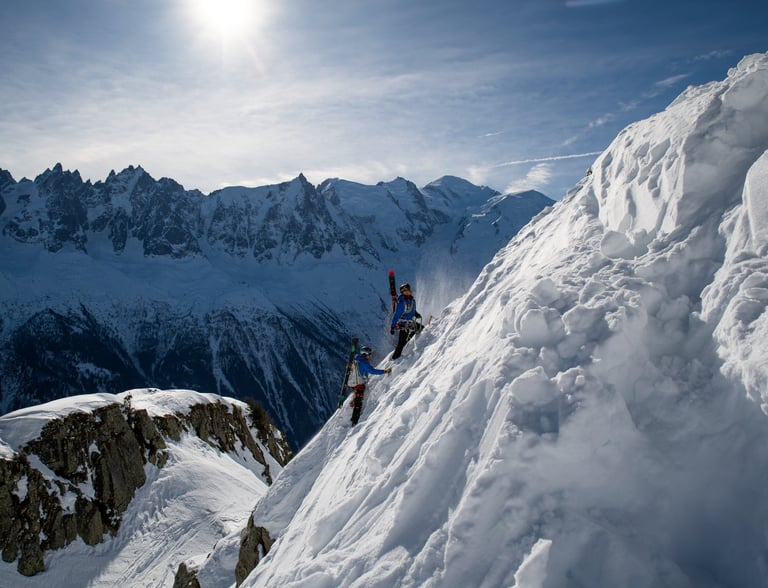 deux skieurs évolues à pieds dans la neige profonde