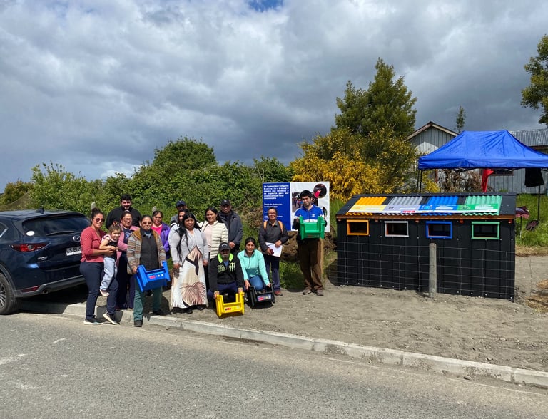 Equipo de EcoRumbo junto a comunidad en Curaco de Vélez durante entrega punto limpi