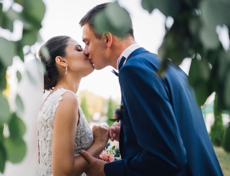 bacio sposi matrimonio in villa Marche