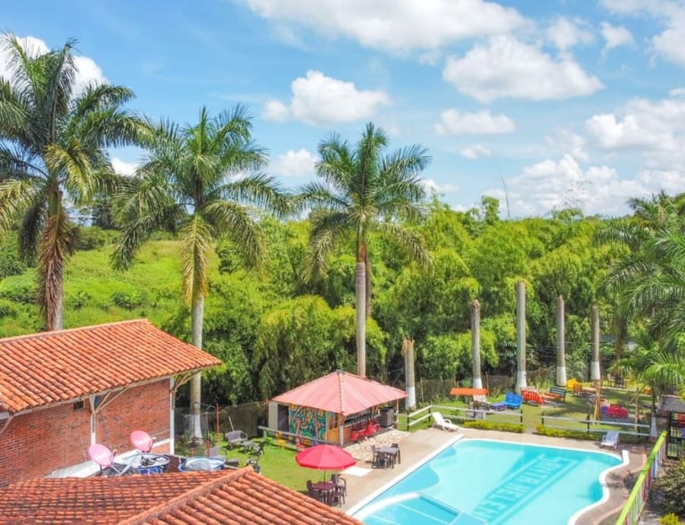 Vista de la Piscina del Hotel Palmas de Santa Helena en Quimbaya Quindío
