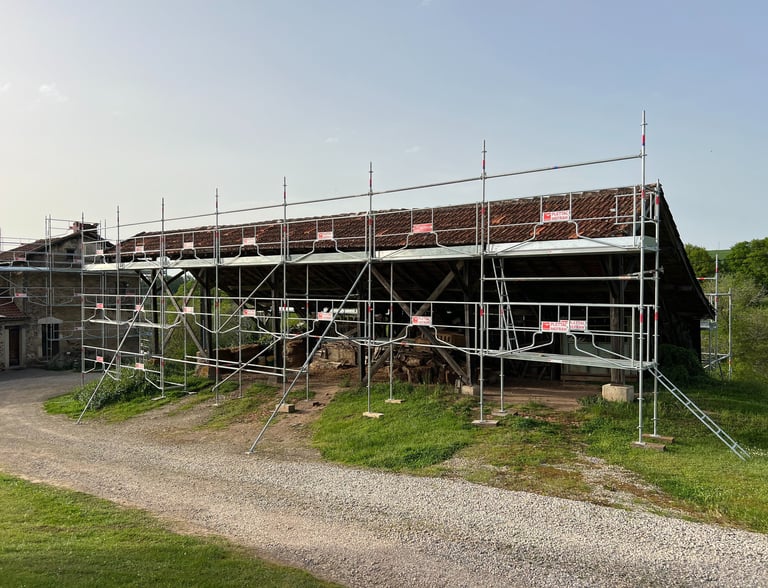 échafaudage d'un abris de maison aux albres - proche de Figeac - Aveyron