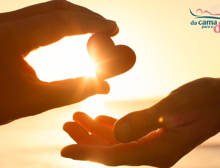 Duas mãos se tocando ao pôr do sol representando conexão e relacionamentos afetivos