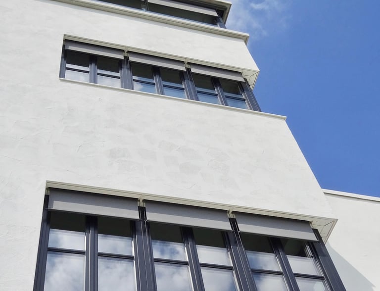 Immeuble blanc avec façade propre après entretien