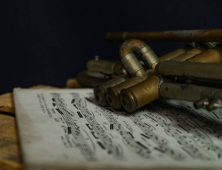 une trompette patinée posée sur des partitions