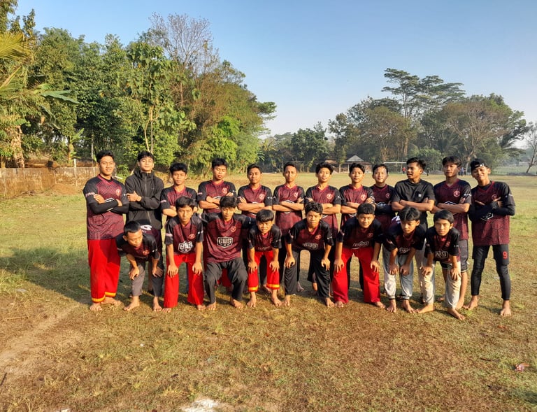 tim sepak bola santri darussajidin berfoto bersama menjelang pertandingan tujuh belasan