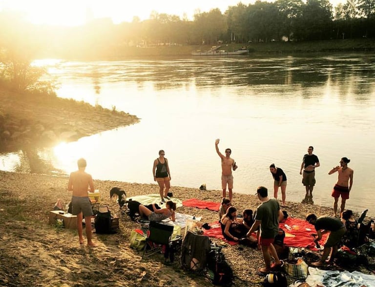 Dein Selbstführung Mentor beim Feiern und Lagerfeuer mit Freunden am Fluss