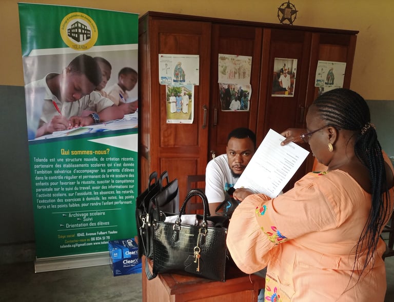 Personnel de l'équipe de permanence dans un bureau au sein de l'école.  Tolanda, suivi scolaire