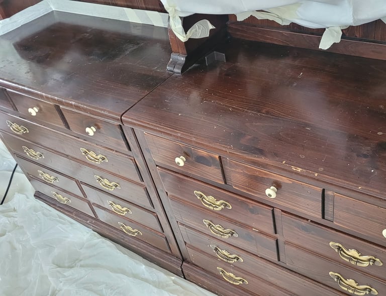 Commode en pin avec plateau abîmé