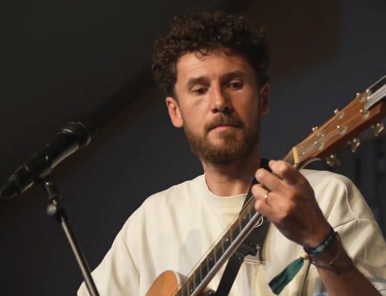 Matt, un passionné de guitare et de transmission. 