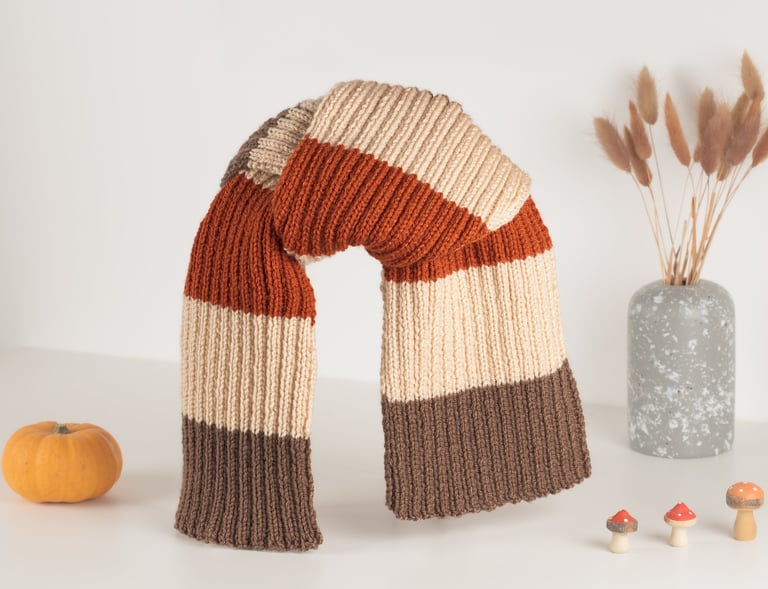 Echarpe tricolore marron beige orange sur fond blanc décor citrouille et champignons