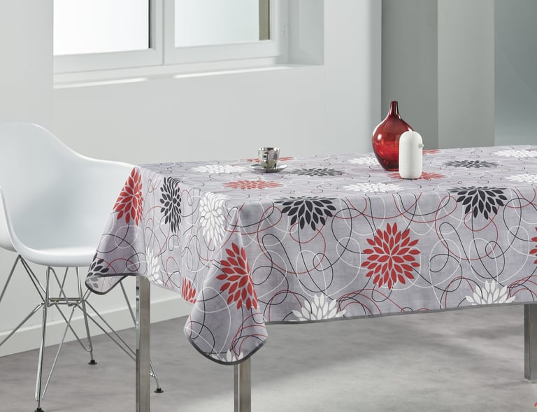 une table avec une nappe aux motifs de fleurs blanc et rouge