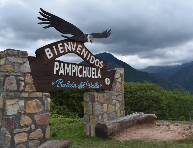 cartel en piedra y madera al ingreso de la localidad de Pampichuela