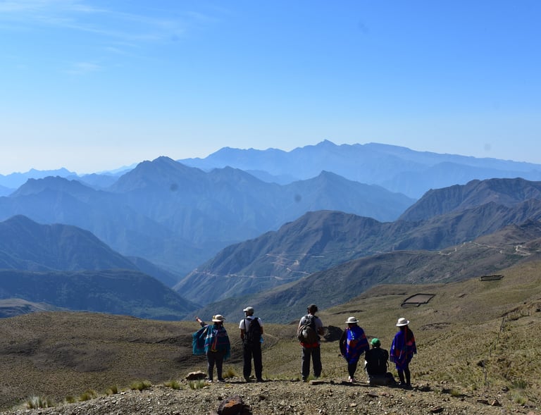 guías locales y turistas al inicio del Qhapaq Ñan, red vial andina en Santa Ana