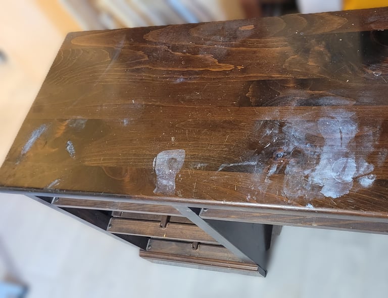 Bureau en pin massif avec plateau abîmé