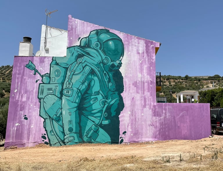 Mural de un astronauta en una fachada de 3 pisos de altura