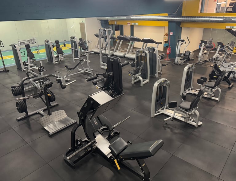 Sala attrezzata della palestra Move 2 Grow a Milano con macchinari per esercizi di forza, cardio e allenamenti funzionali, in