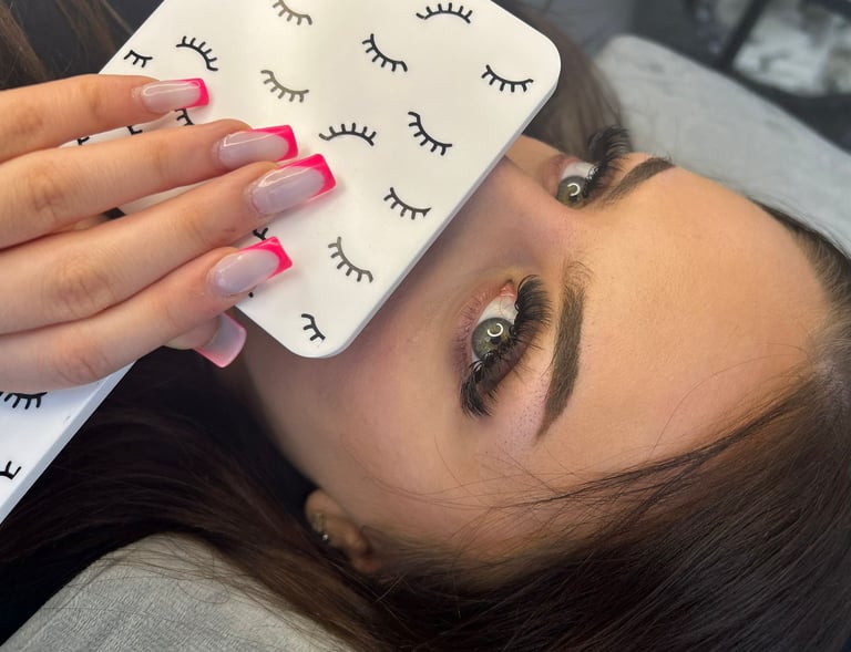 alt="luxury lash extensions setup"