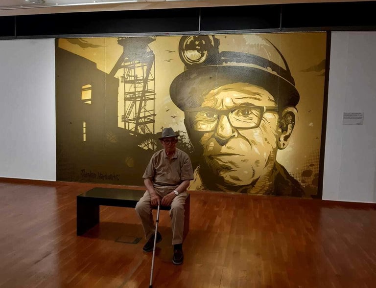 Mural de un abuelo en un museo.