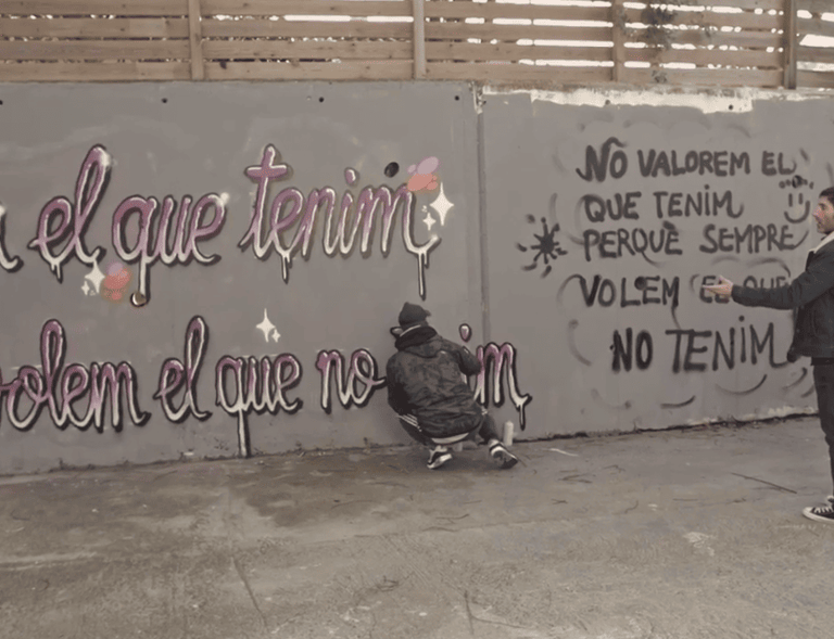Fragmento o frame de una serie de TV en un canal catalán. Salgo yo pintando en un muro.