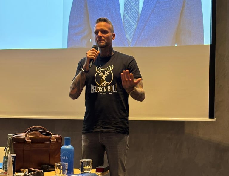 seamusthefreenomad speaking on stage