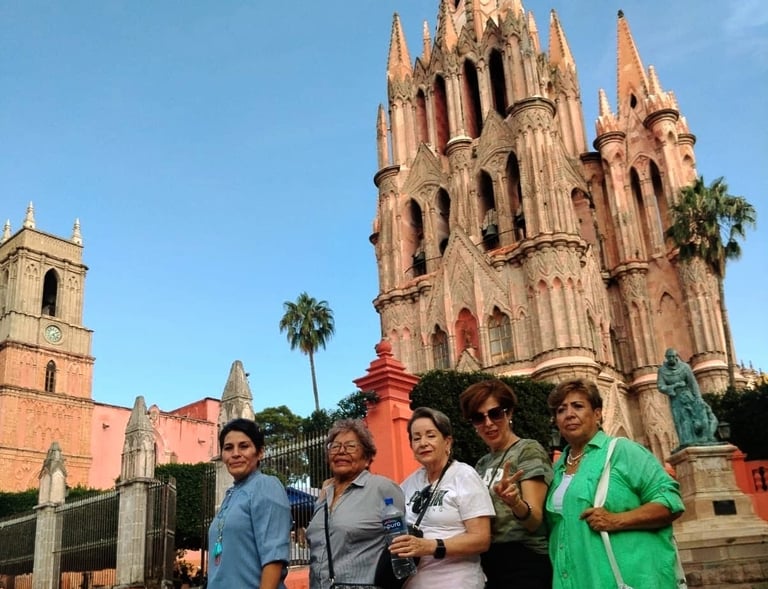 Familia disfrutando en San miguel de Allende frente a su iglesia