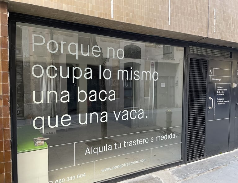 vinilo en cristalera con letras de. marca, branding, troquel, lettering.