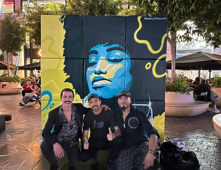 Mural pintado en unos cubos en un centro comercial. pintura en vivo mientras tocaban musica.