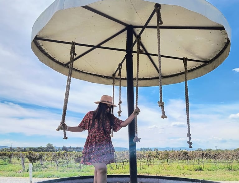 Mujer pisando uvas en viñedo de Querétaro durante experiencia enológica