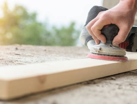 Ponçage orbital Shelfi – atelier menuiserie – finition surface bois – préparation meuble