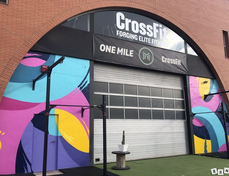 Mural corporativo en la fachada de un crossfit