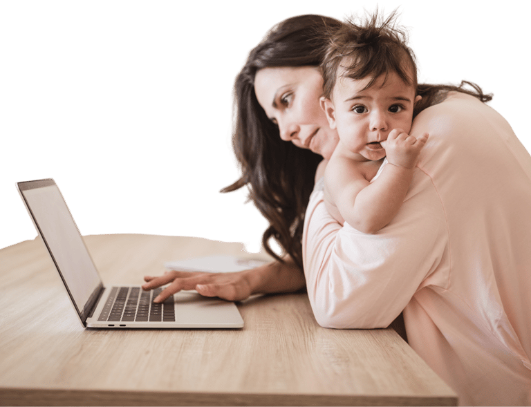 Mae com filho no ombro e pesquisando na internet